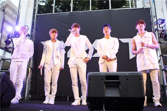 BEAST members (excluding Du-jun) at their surprise concert for 2nd Japanese single "BAD GIRL" held at the Shinjuku Station Square in Tokyo, Japan on June 14, 2011. [Cube Entertainment]