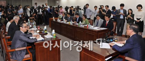 [포토]마주 앉은 약사협회와 의사협회