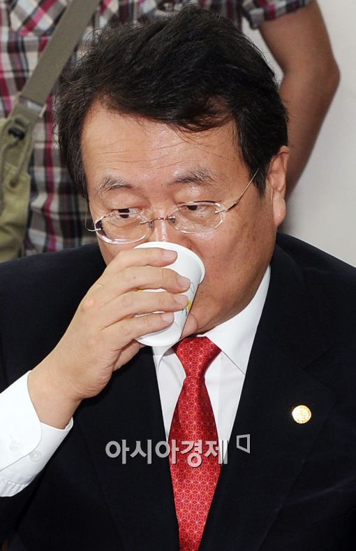 [포토]물 마시는 박인춘 대한약사회 부회장