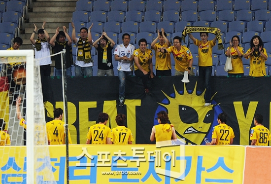 [포토] 11명의 선수들 반기는 12명의 성남 서포터들