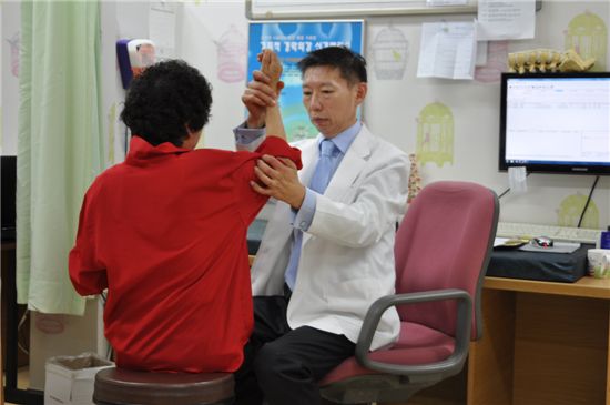 어깨통증환자를 진료하는 노민 정형외과 전문의. 