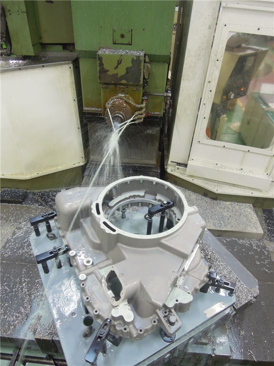 대형공작기계(CNC머신)은 입력된 수치에 따라 움직이며 변속기를 정밀하게 깎고 다듬는 용도로 사용된다. 