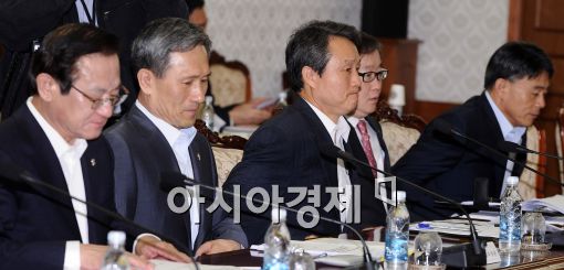 [포토]굳은표정의 장관들