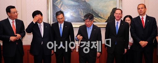 [포토] 시중은행장 만나는 김중수 총재