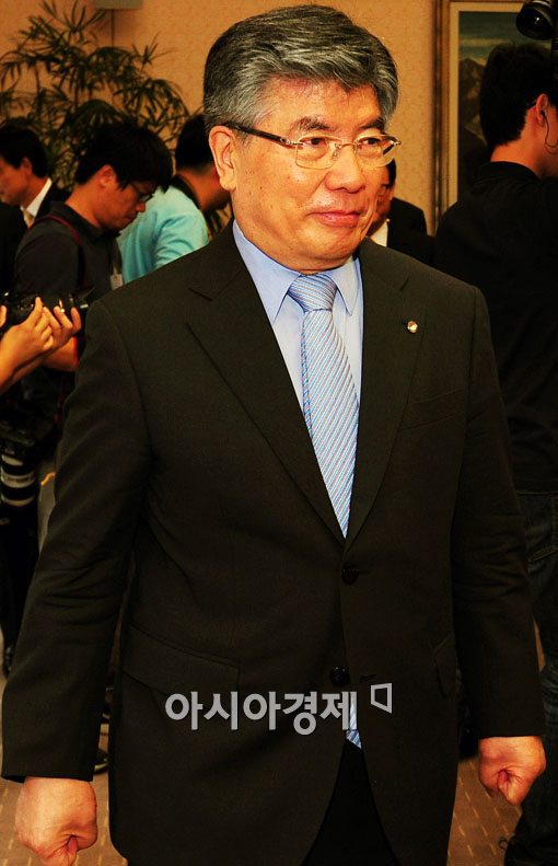 [포토] 굳은 표정의 김중수 총재