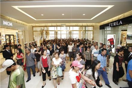 지난 17일 롯데백화점은 중국 텐진시에 지하2층~지상4층 규모의 독자점포 〈텐진1호점〉을 오픈, 본격적인 중국시장 공략에 나섰다. 