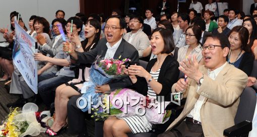 [포토]공연 즐기는 노인식 삼성중공업 사장과 직원들