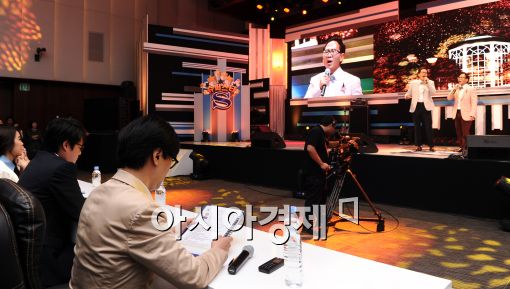 [포토]꼼꼼히 심사하는 윤상