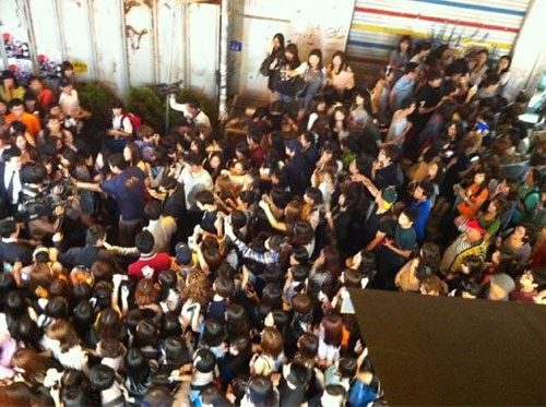 김현중 홍대 '게릴라 데이트' 에 일대 '아수라장'