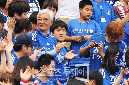 [포토] 김호 전 수원 감독 '서포터와 함께 응원해요'