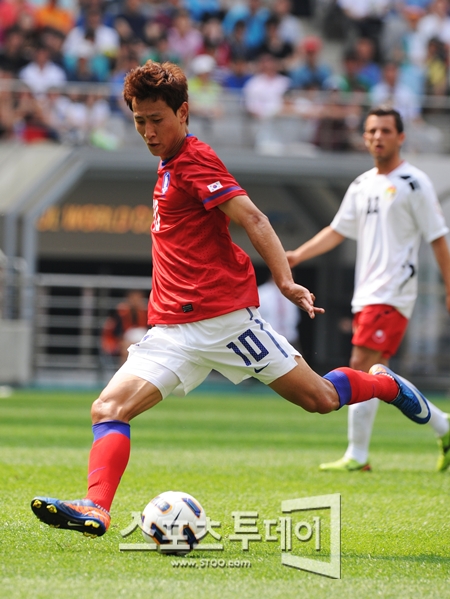 [포토] 지동원 '회심의 왼발 슈팅'