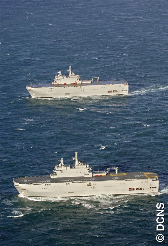 STX유럽의 현지 자회사인 STX프랑스 생 나제르 조선소에서 건조돼 프랑스 해군에 인도된 미스트랄급 헬기 상륙함 1번함 '미스트랄(아래쪽)'과 ' 2번함 '토네르'가 나란히 항해중이다.(사진=DCNS)
