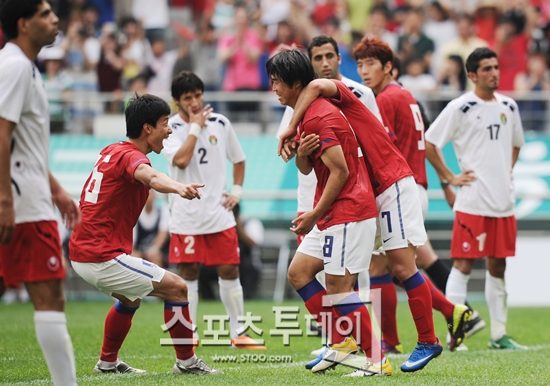 [요르단전 화보①] 오재석, 윤빛가람의 뺨을 훔쳐라