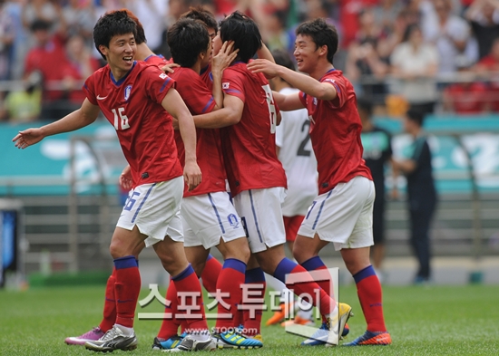 [요르단전 화보①] 오재석, 윤빛가람의 뺨을 훔쳐라