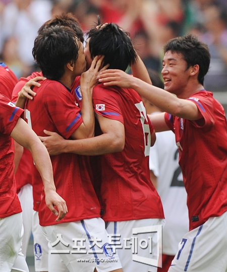 [요르단전 화보①] 오재석, 윤빛가람의 뺨을 훔쳐라