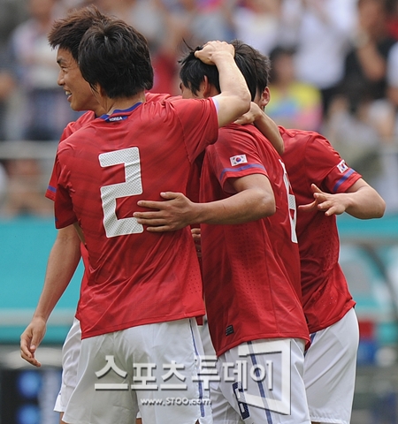 [요르단전 화보①] 오재석, 윤빛가람의 뺨을 훔쳐라