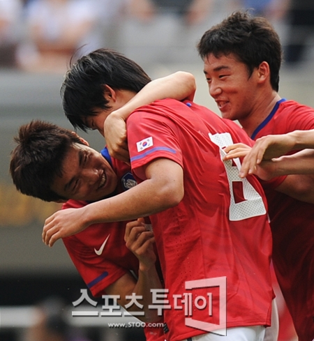 [요르단전 화보①] 오재석, 윤빛가람의 뺨을 훔쳐라
