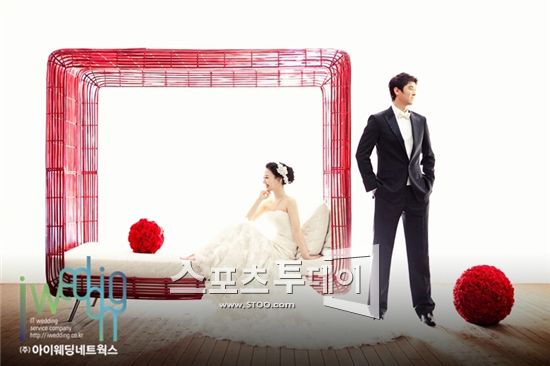 KT 김도수-정희정 아나, 행복 가득 웨딩사진 공개