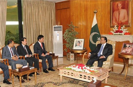 ▲허수영 케이피케미칼 대표(오른쪽 두번째)는 지난 4월27일 아시프 알리 자르다리 파키스탄 대통령을 예방하고 현지 투자에 대해서 논의했다. (참조:파키스탄 정부 홈페이지)