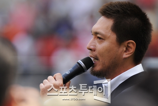 [요르단전 화보②] 임재범의 애국가, 상암벌을 달구다