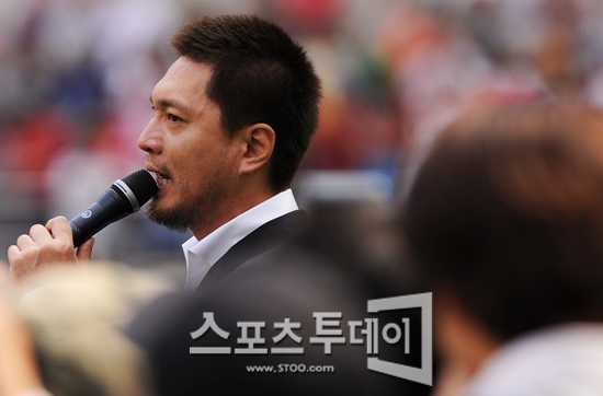 [요르단전 화보②] 임재범의 애국가, 상암벌을 달구다