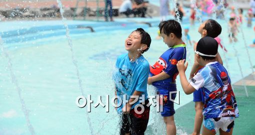 [포토]폭염에 즐기는 물놀이