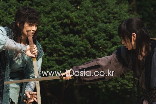 Actor Ji Chang-wook (left) and Yoo Seung-ho on the set of SBS TV series "The Warrior, Baek Dong-soo" in the Gyeonggi Province, South Korea on June 13, 2011. [Chae Ki-won/10Asia]