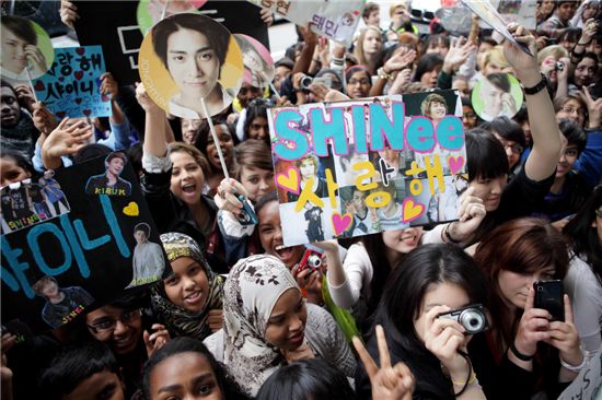 SHINee's fans gathered at London, U.K. on June 19, 2011. [SM Entertainment]