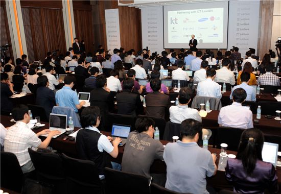 20일 개최된 손정의 소프트뱅크 회장 기자간담회에서 100여명이 넘는 취재진들이 손 회장의 프레젠테이션을 지켜보고 있는 모습.