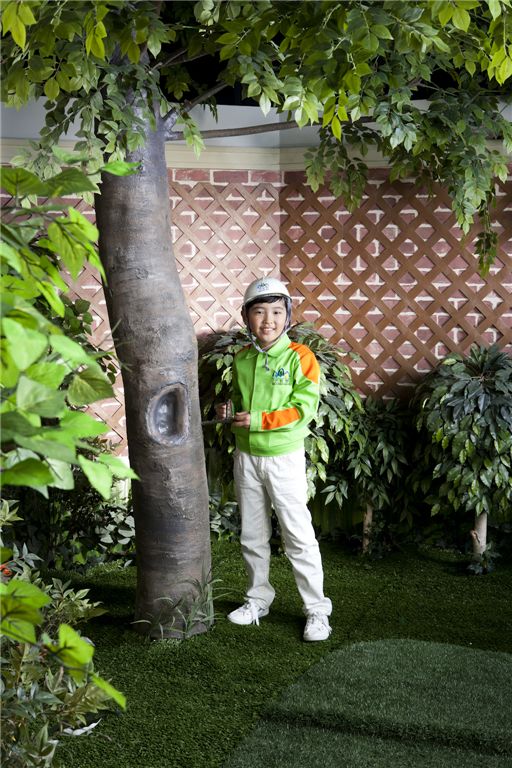 한 초등학생이 문을 여는 '어린이 산림직업 체험관'에서 나무 가지치기를 하고 있다.