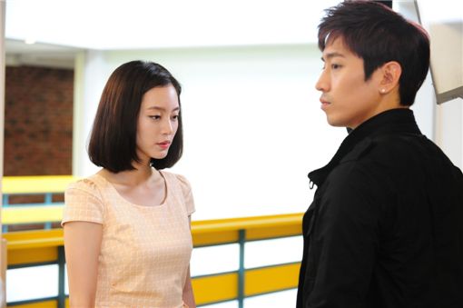 Han Ye-seul (left) and Eric film a scene for upcoming KBS TV series "Spy Myung-Wol" at KBS's drama center in Suwon city of Gyeonggi Province, South Korea on June 20, 2011. [KBS]