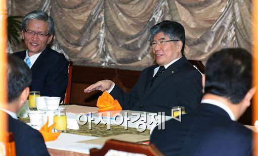 [포토] 경제학자들 만나는 김중수 총재