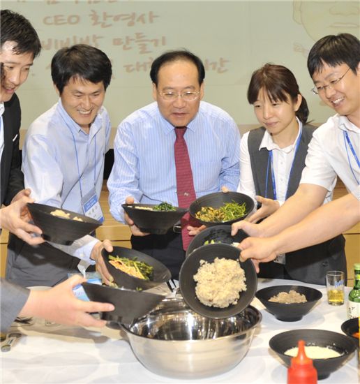 포스코건설 정동화 사장(사진 가운데)은 지난 20일 경력직원 입사자들과 비빔밥을 먹으면서 소통의 시간을 가졌다. 사진제공=포스코건설