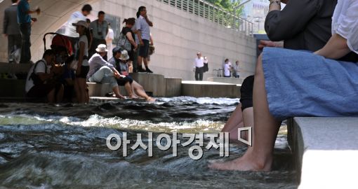 [포토]시원한 그늘에 앉아...