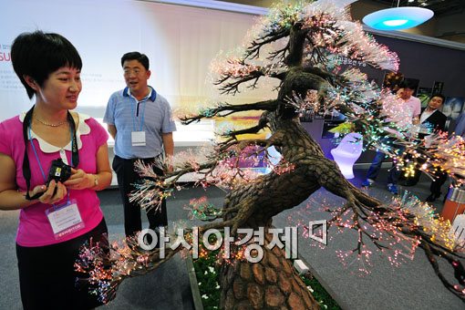 [포토] 신기한 LED 나무