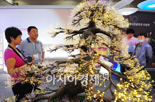 [포토] 눈길 끄는 LED 나무