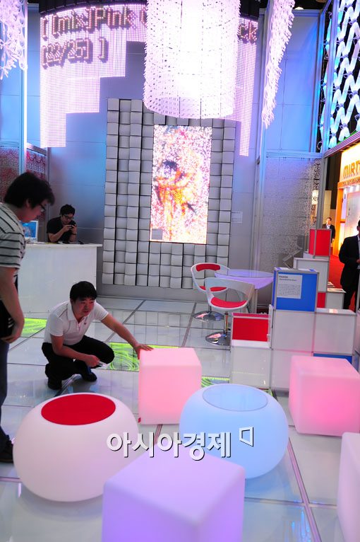 [포토] 'LED 소파, 눈길 끄네~'