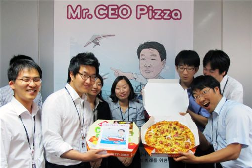 LG전자 AE사업본부 칠러사업팀 직원들이 21일 구본준 부회장이 보낸 CEO 피자를 받아들고 즐거워하고 있다. 