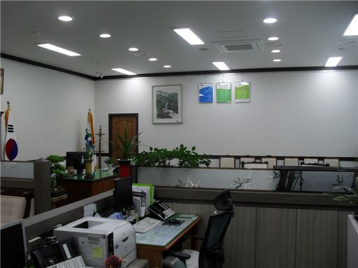 집무실과 비서실 벽이 없어 한 사무실처럼 보이는 이종윤 충북 청원군수실.