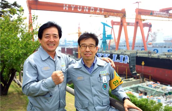 2011년 신지식인으로 선정된 김귀섭 현대중공업 기장(왼쪽)과 김수만 기원이 울산 조선소에서 기념촬영하고 있다.