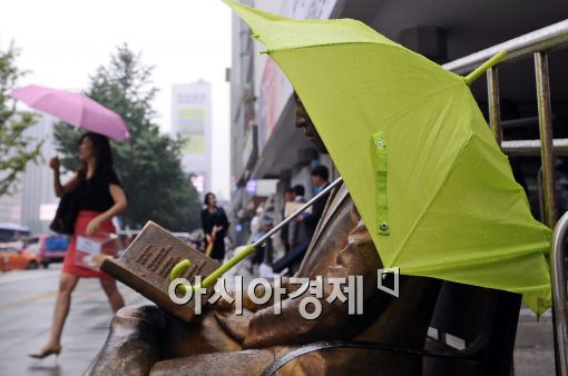 [포토]장맛비 피하는 책읽는 동상