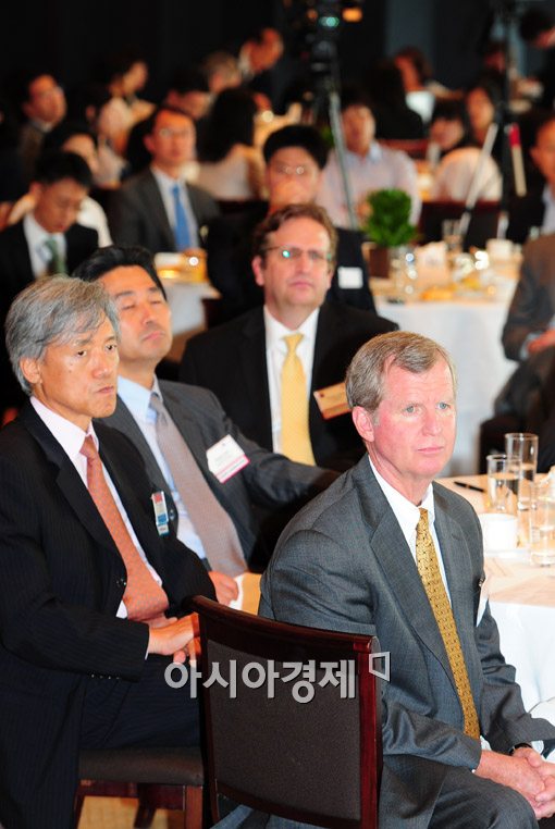 [포토] 김동수 위원장 강연 경청하는 팻 게인즈 신임 암참 회장