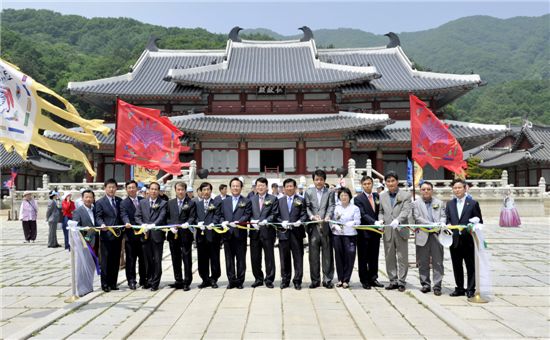 A tape-cutting ceremony held at theme park DRAMIA in the city of Yongin of Gyeonggi Province, South Korea on June 21, 2011. [MBC] 