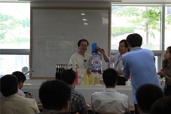 중국대표단에게 막걸리 등 우리 술을 선물하고 중국 술을 받고 있는 이석준 한국전통주협회 이사장(왼쪽).