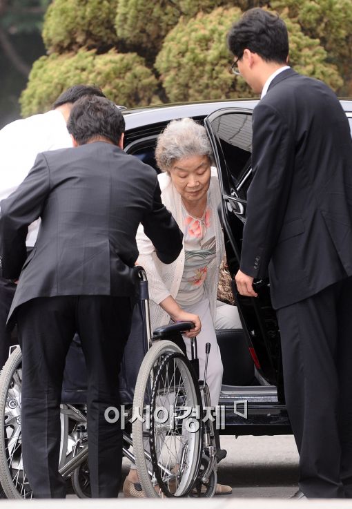 [포토]휠체어로 옮겨타는 이선애 상무