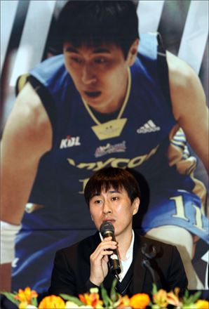 현역 은퇴 기자회견 당시 이상민[사진=KBL 제공]