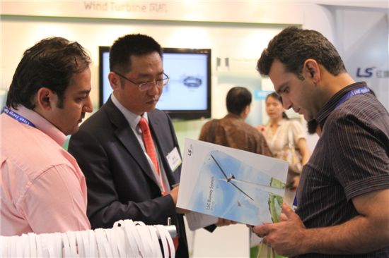 22일부터 24일까지 중국 베이징 '국가회의중심'에서 열리는 풍력발전 전시회 '윈드파워 아시아2011'에서 참가자들이 LS홍치전선의 제품을 살펴보고 있다.