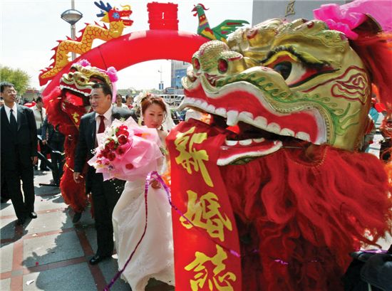 하루 평균 5,000쌍에 달하는 중국의 이혼율은 경제성장 만큼이나 빠른 속도로 증가하고 있다. 중국 단둥 압록강변에서 결혼식 올리는 신랑, 신부.