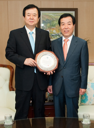 김칠환 전 한국가스기술공사 사장(왼쪽)이 이종기 대전시정무부시장으으로부터 감사패를 받고 있다.