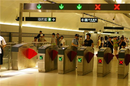 삼성SDS가 AFC를 구축한 중국 베이징(北京)시 한 지하철 역사에서 시민들이 AFC를 활용해 지하철을 이용하고 있는 모습.